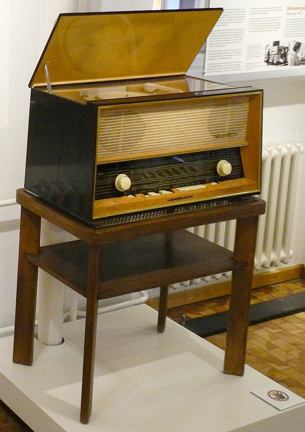 Deutsches Technikmuseum Berlin.  Radio auf Beistelltisch